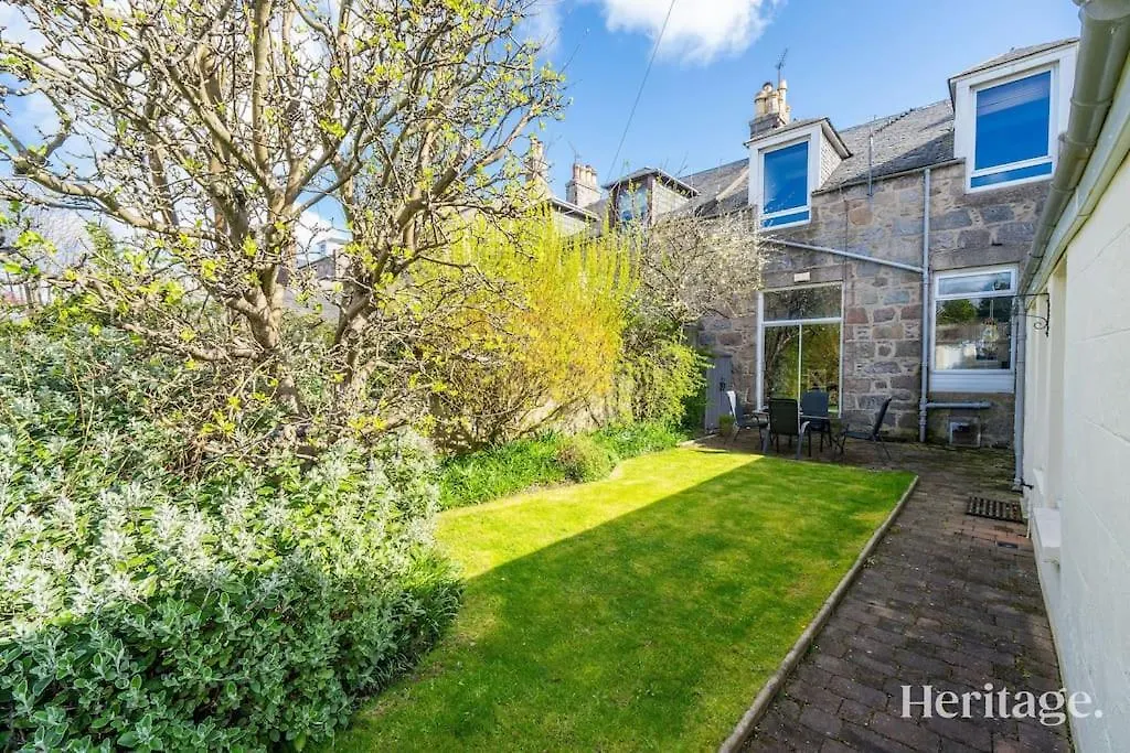 Fountainhall Luxury Townhouse, Aberdeen City Centre Apartment